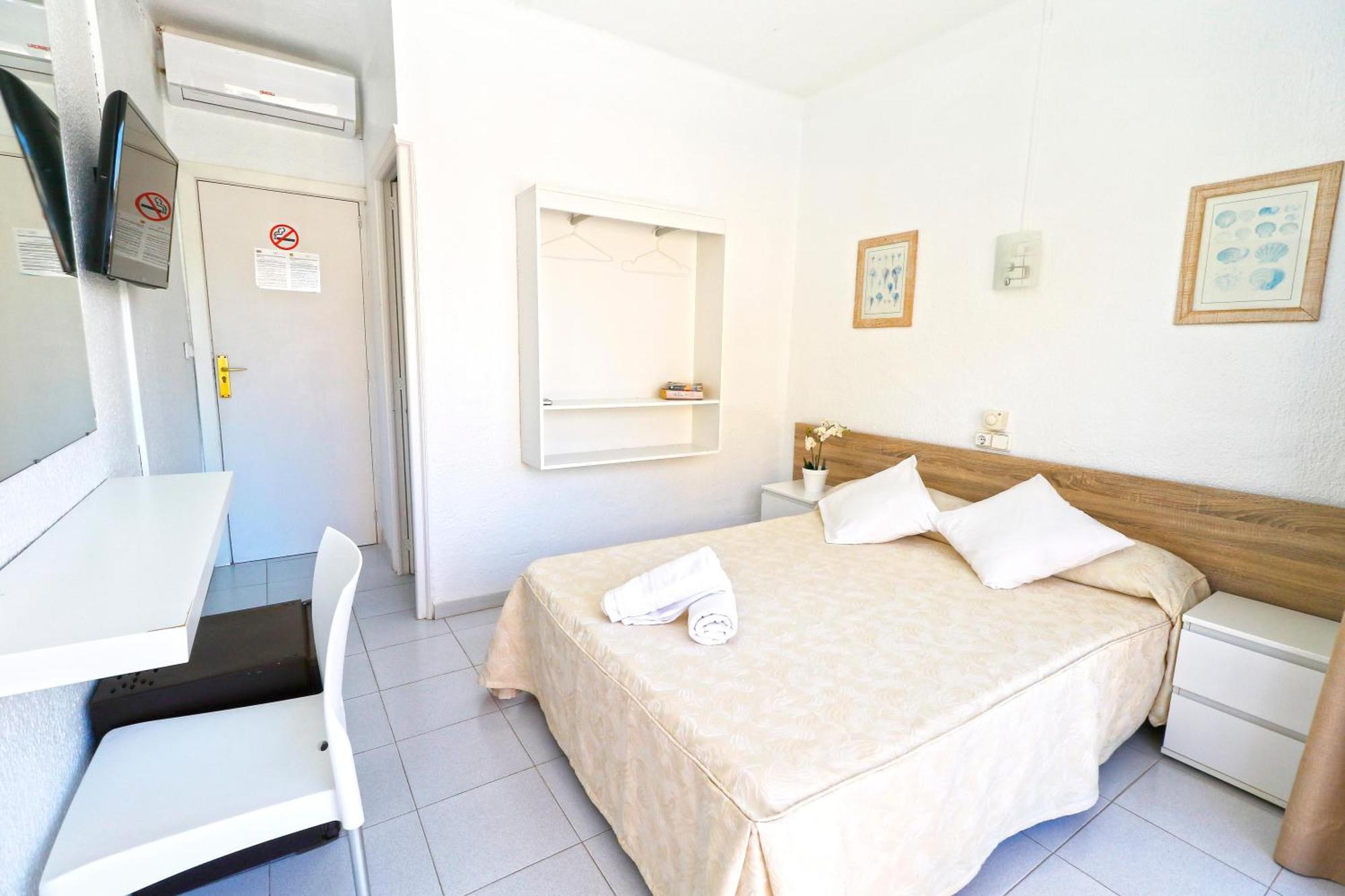 Hsr Gil (Adults Only) Hostel Palmanova Kültér fotó