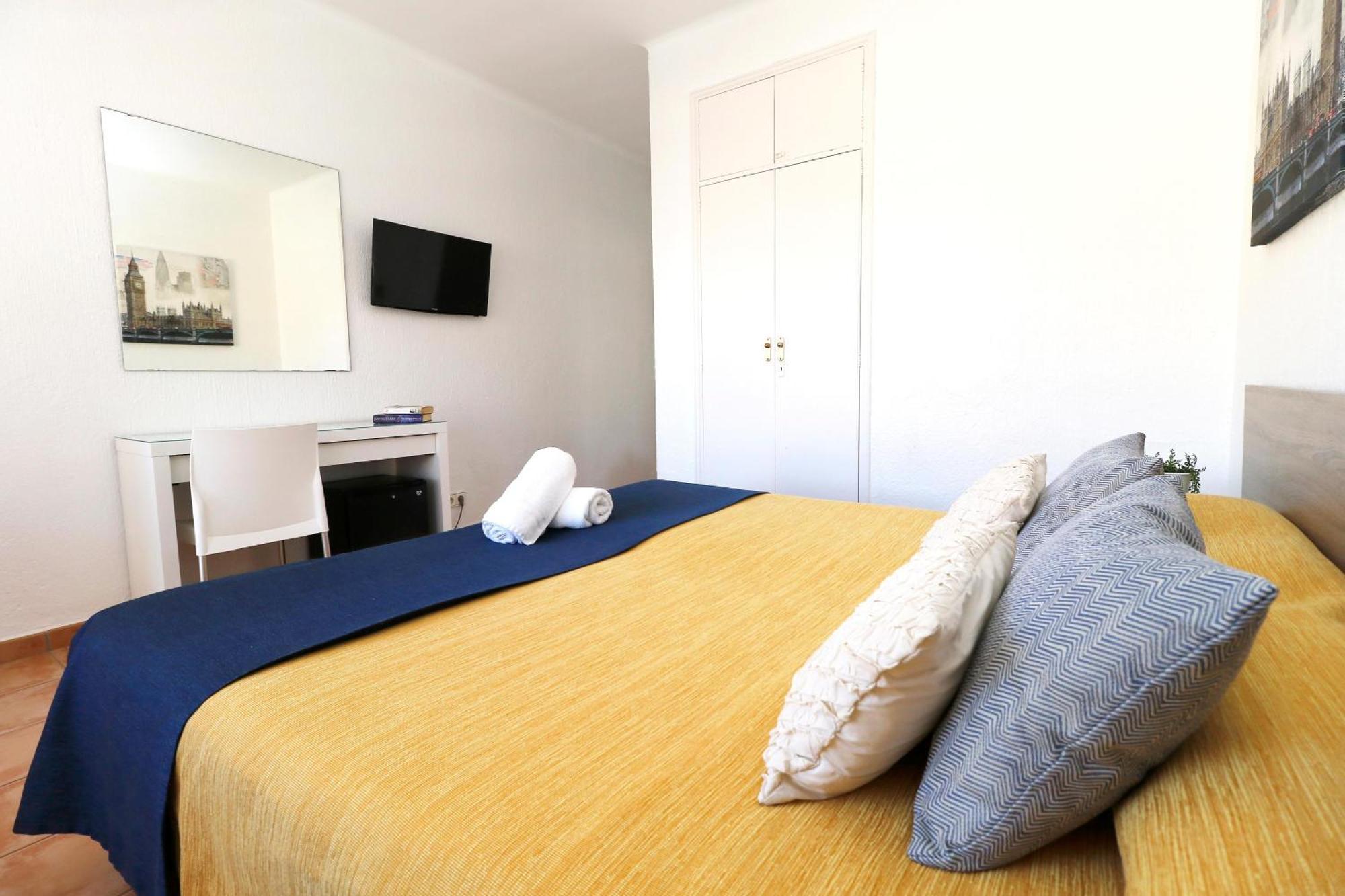 Hsr Gil (Adults Only) Hostel Palmanova Kültér fotó